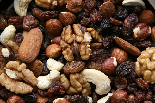 Assorted nuts and dried raisins: a nutritious blend packed with selenium for optimal health. Enjoy the crunchy goodness of almonds, walnuts, pecans, and cashews, along with the sweet burst of raisins. A delightful mix for a selenium-rich snack!